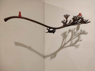 Títere de cachiporra en exposición con sombra en la pared.