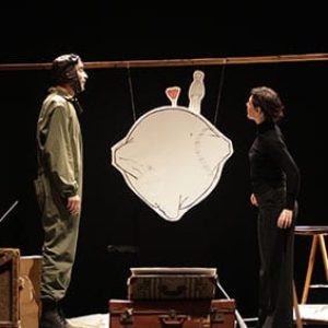 Escena del Teatro Silfo en el Festival Imaginaria, con actores en diálogo en un escenario con elemen.