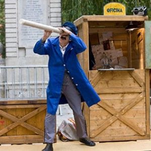 Telescopio de juguete en mano, Jean Philippe Kikolas participa en Festival Imaginaria.