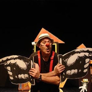 Escena de Marcel Gross en Festival Imaginaria, con expresión divertida y accesorios teatrales.