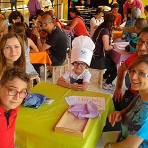 Niños disfrutando en Festival Imaginaria con actividades creativas y entretenimiento familiar.