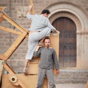 Escultores en Festival Imaginaria creando arte en vivo en un entorno urbano.