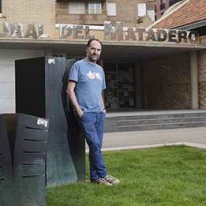 Imagen de un hombre en la calle frente a un edificio en el Festival Imaginaria.