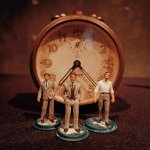 Reloj vintage con figuras de microausencias de Marta Cortel en exposición.