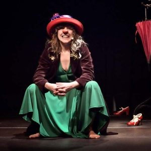 Espectáculo de teatro en vivo con la artista Isidro Ferrer en el Festival Imaginaria, mostrando crea.