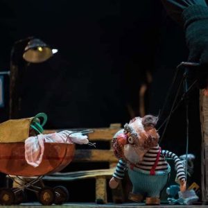 Niño con máscara en taller de teatro para niños en Festival Imaginaria.