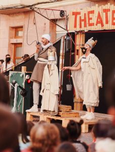 Espectáculo teatral en el Festival Imaginaria con actores disfrazados en un escenario al aire libre.