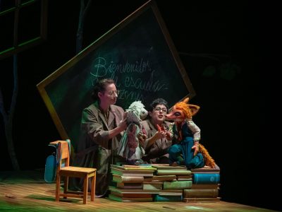 Maestra con marionetas y niños en escena en Festival Imaginaria.