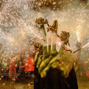 Espectáculo de fuegos artificiales en Festival Imaginaria con personajes de Puck Cinema Caravana.