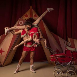 Espectáculo de circo con artistas en escena en Festival Imaginaria, destacando la creatividad y tale.