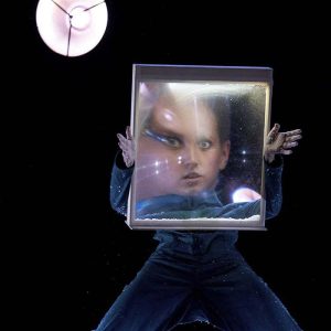 Espejo mágico en manos de artista en Festival Imaginaria, creando un efecto visual impactante y mági.