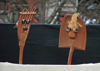 Escultura de madera en el Festival Imaginaria, con personajes creativos y divertidos.