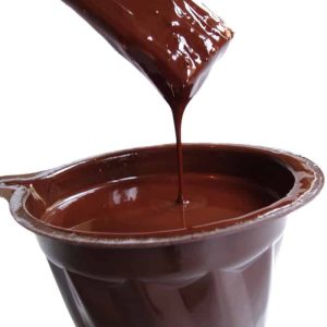 Imagen de chocolate fundido en un recipiente de cerámica.