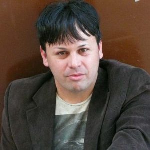 Imagen de un hombre en un evento del Festival Imaginaria, en un ambiente familiar y divertido.