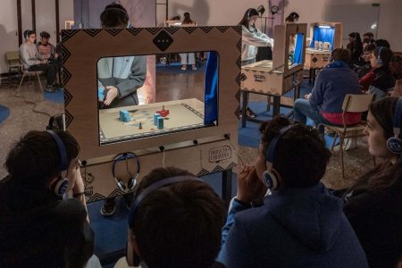 Juegos interactivos en Festival Imaginaria con niños participando en actividades creativas y educati.