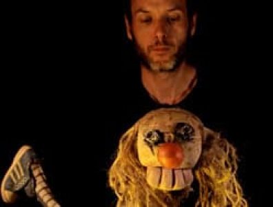 Javier Aranda con marioneta en Festival Imaginaria, evento de teatro y creatividad infantil.