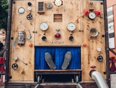 Esculturas de madera de Tombs Creatius en el Festival Imaginaria, destacando creatividad y arte cont.