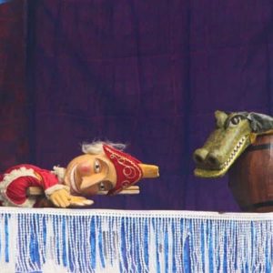 Tía Elena con marioneta y cocodrilo en escenario del Festival Imaginaria.