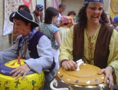 Imagen de niños y adultos disfrutando de actividades en el Festival Imaginaria.