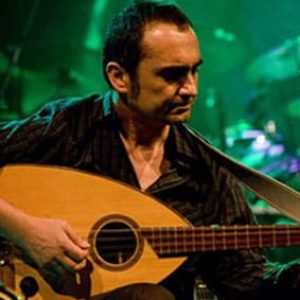 Joaquín Pardinilla tocando la guitarra en el Festival Imaginaria, evento cultural destacado.