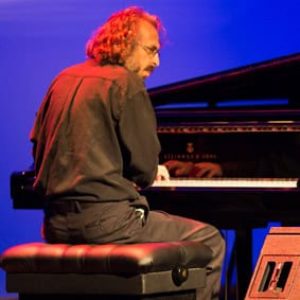 Artista tocando el piano en el Festival Imaginaria.