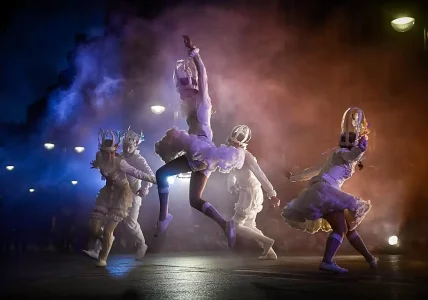 Espectáculo de teatro y danza en el Festival Imaginaria, con artistas en trajes mágicos y efectos de.