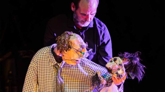 Muñecos de marionetas en teatro de sombras en Festival Imaginaria.