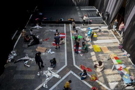 Taller de cometas en el Festival Imaginaria, con niños y adultos creando y lanzando cometas en un es.